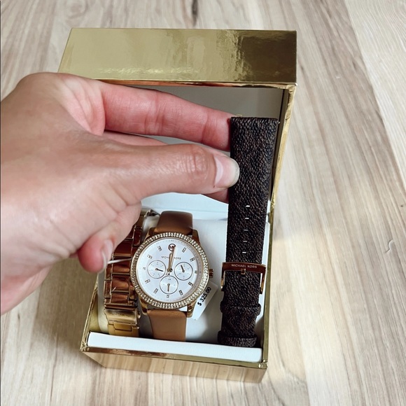 NWT Michael kors watch with 3 interchangeable bands - Picture 2 of 4